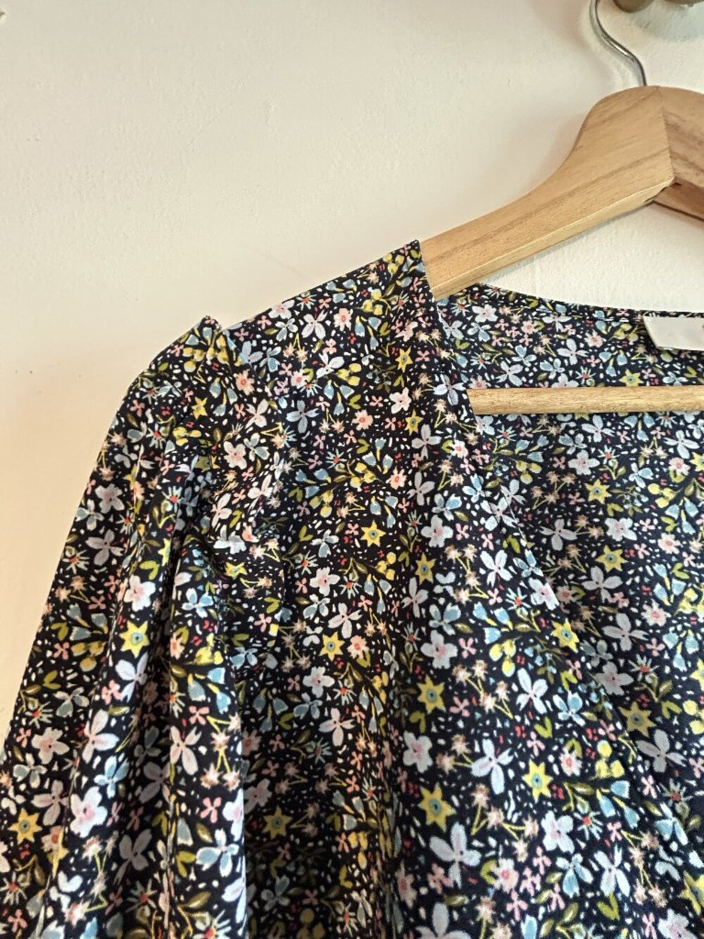 Loft Plus Size Long Sleeve V Neck Top in Black Ditsy Floral 20W